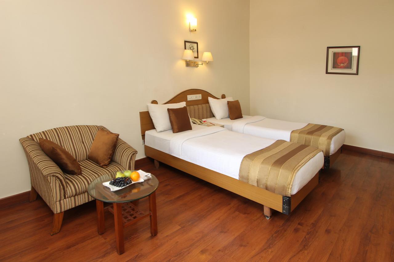 Hotel Park Central Koregaon Park Pune Bagian luar foto