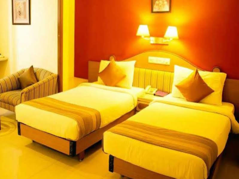 Hotel Park Central Koregaon Park Pune Bagian luar foto
