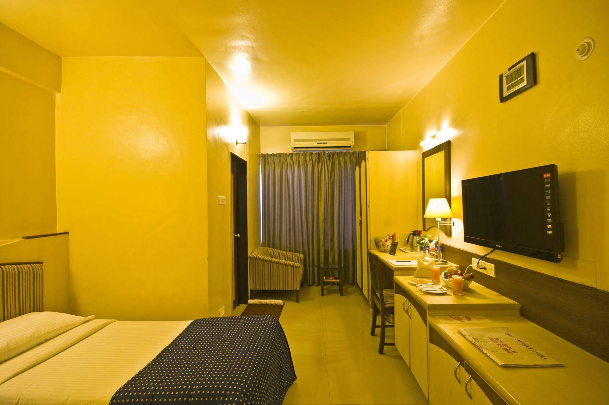 Hotel Park Central Koregaon Park Pune Bagian luar foto