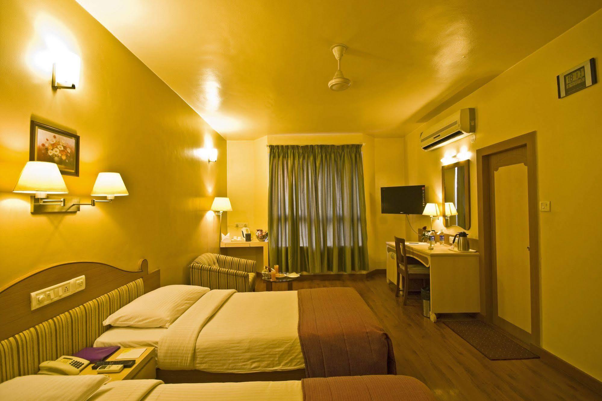 Hotel Park Central Koregaon Park Pune Bagian luar foto
