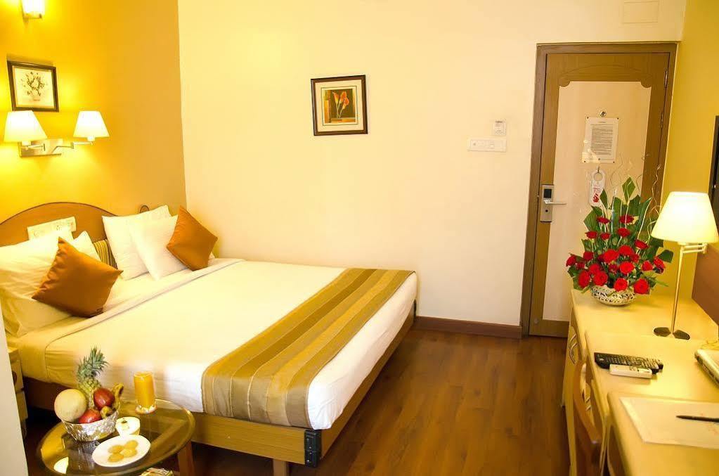 Hotel Park Central Koregaon Park Pune Bagian luar foto